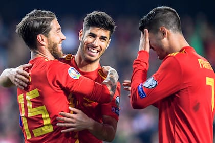 Ramos arriesgó en el penal que definió el partido y es todo risas con los compañeros; fue 2-1 sobre Noruega