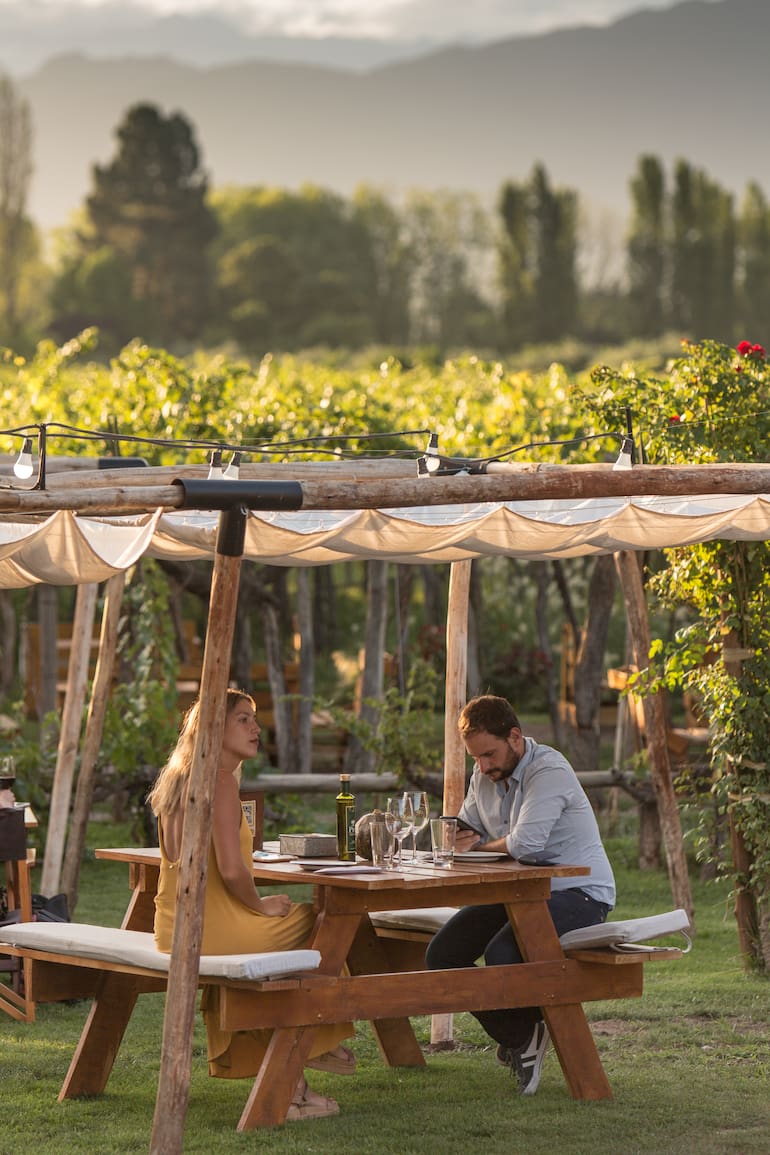 Ramos Generales, el restaurante a cielo abierto de la bodega Kaikén tiene un programa especial para estas vacaciones.