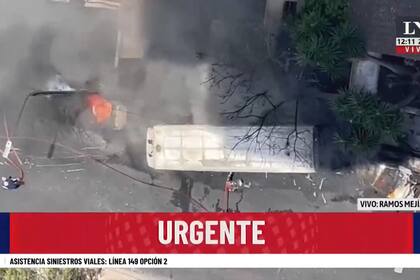 Ramos Mejía: un colectivo chocó a una moto y se prendió fuego