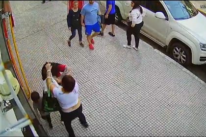 Ramos Mejía: una madre agrede a la empleada de un cotillón tras enviar a su hijo a robar.