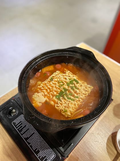 Ramyum coreano: salchichas, queso, kimchi y SPAM