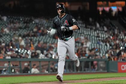 Randal Grichuk, de los Diamondbacks de Arizona, festeja luego de pegar un jonrón ante los Gigantes de San Francisco, el martes 3 de septiembre de 2024 (AP Foto/Jeff Chiu)