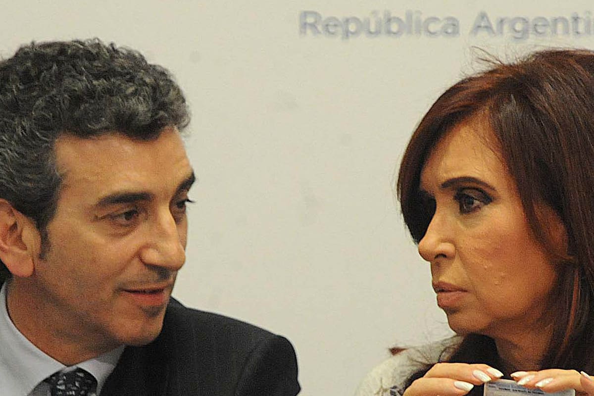 Randazzo tendrá el doble de espacios de publicidad que Cristina en radios y TV