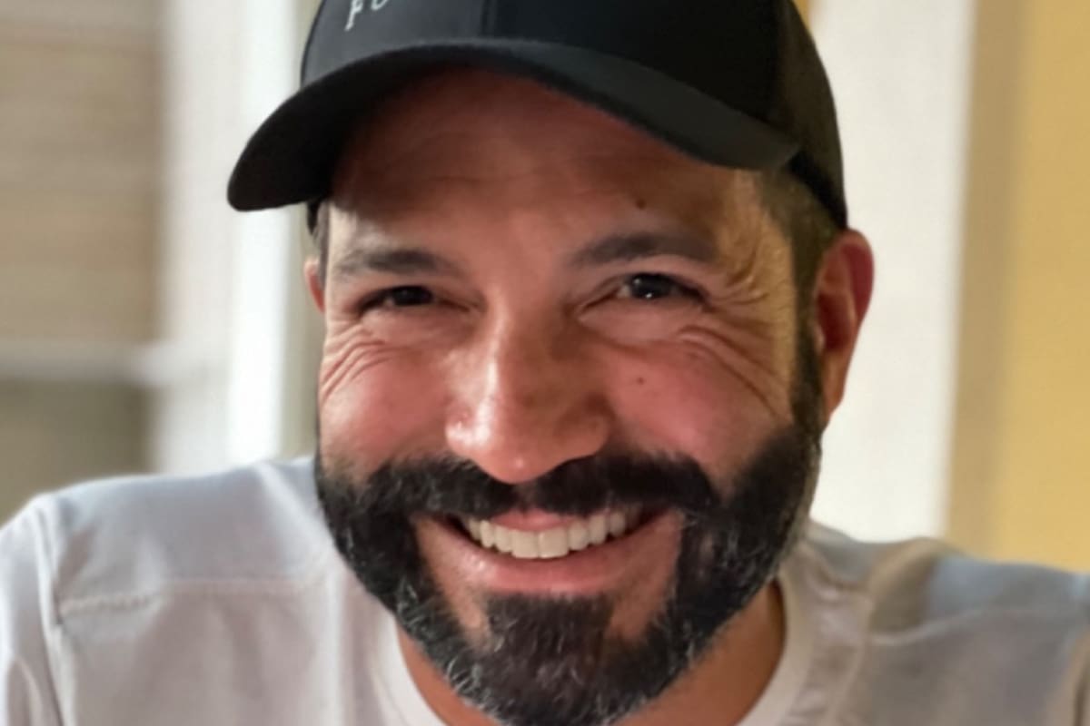 Randy acaba de empezar el trabajo de sus sueños en California cuando lo mataron