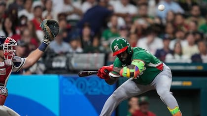 Randy Arozarena de México esquiva un lanzamiento durante el cuarto inning del juego contra Estados Unidos en el Clásico Mundial, el lunes 9 de marzo de 2026, en Houston