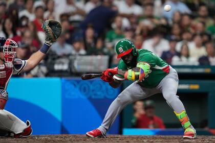 Randy Arozarena de México esquiva un lanzamiento durante el cuarto inning del juego contra Esatdos Unidos en el Clásico Mundial, el lunes 9 de marzo de 2026, en Houston