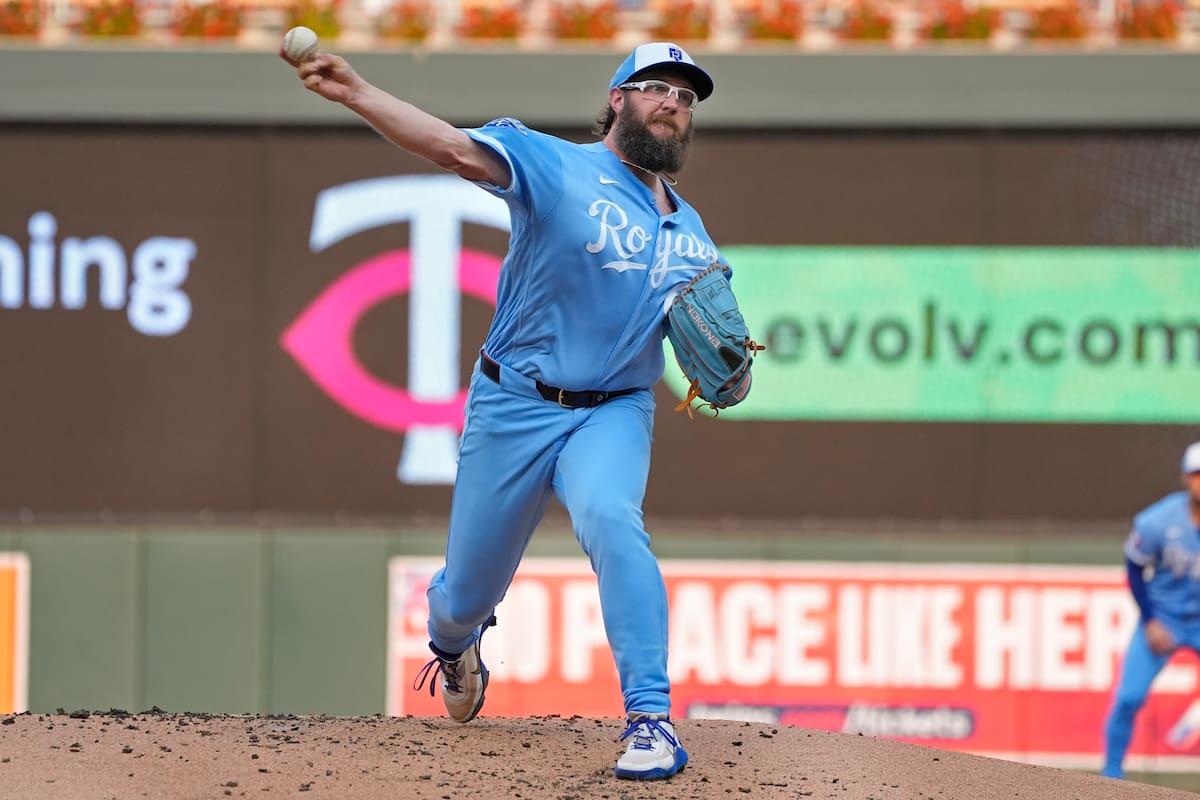 Randy Dobnak, abridor de los Reales de Kansas City, trabaja contra los Mellizos de Minnesota en la p