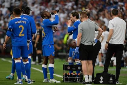 Rangers players drink prior to the UEFA Europa League final football match between Eintracht Frankfurt and Glasgow Rangers at the Ramon Sanchez Pizjuan stadium in Seville on May 18, 2022. (Photo by JORGE GUERRERO / AFP)
