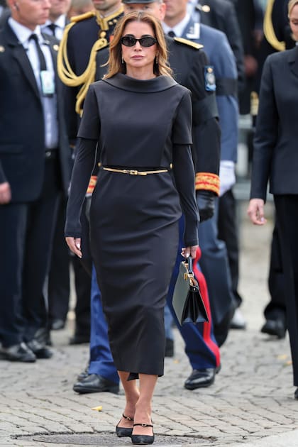 Rania de Jordania llevó un vestido hecho a medida con cuello de Roland Mouret. Lo acompañó con cartera Fendi, zapatos con hebilla Jennifer Chamandi y anteojos de Saint-Laurent
