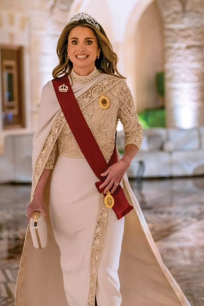 Rania dio cátedra de estilo con un diseño rico en bordados, pedrería y detalles, perfecto para la ocasión. Además, rescató de su joyero la tiara conocida como Arábica, realizada en oro blanco y con 1300 diamantes, incluyendo siete en talla lágrima, y rematada por un gran diamante central en talla pera de 20 quilates.