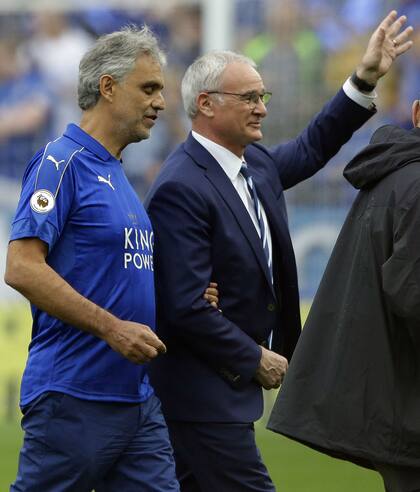 Ranieri, con Andrea Bocelli, que cantó antes del partido