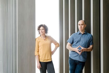 Ranit Aharonov (izq.) y Noam Slonim (der.), los investigadores de IBM que desarrollaron la plataforma de debate