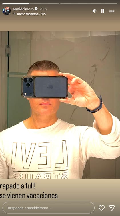 “Rapado a full, se vienen vacaciones”, escribió el conductor en sus historias de Instagram —donde acumula 6.8 millones de seguidores (Foto: Captura Instagram/@santidelmoro)