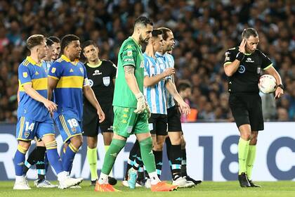 Rapallini es advertido por el VAR del posible penal de Gómez