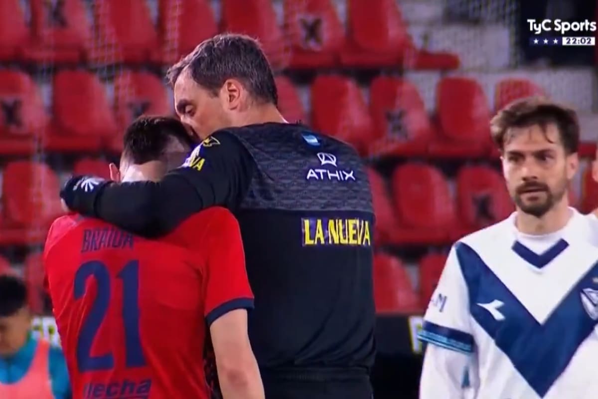 Rapallini le habla a Braida, desconsolado por una lesión que lo obligó a salir del partido entre San Lorenzo y Vélez