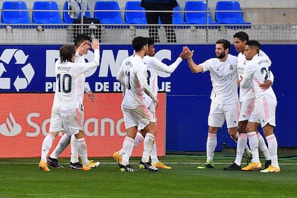 Raphael Varane rescató al Real Madrid con sus dos goles ante Huesca, que ganaba 1-0 en el partido por la Liga de España
