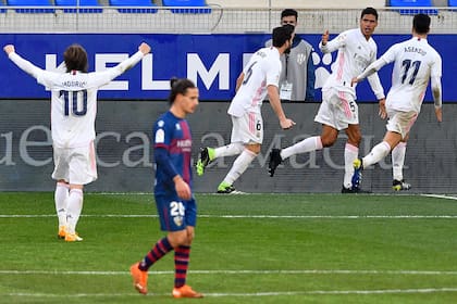 Con un equipo con muchas ausencias importantes, Real Madrid dio vuelta el partido y está a siete puntos del líder Atlético de Madrid
