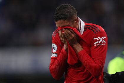 Raphael Varane se retiró lesionado y desconsolado del partido con Manchester United; Francia espera su recuperación
