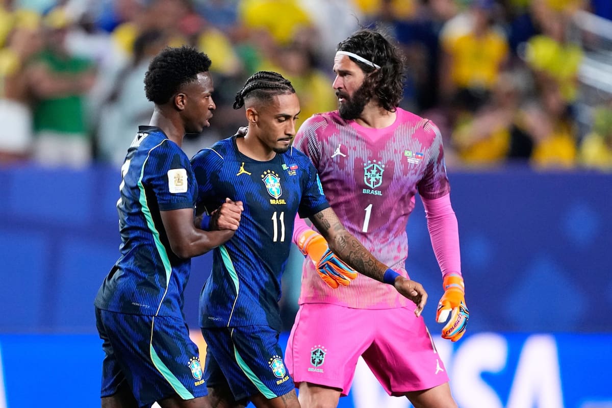 Raphinha (11) abandona el campo de juego, acompañado por Vinicius y Alisson