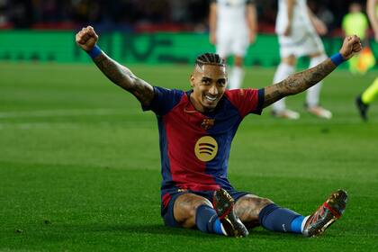 Raphinha celebra luego que su compañero Fermín López anotó el quinto gol del Barcelona en la victoria 7-1 ante el Valencia en la Liga española, el domingo 26 de enero de 2025 en Barcelona. (AP Foto/Joan Monfort)