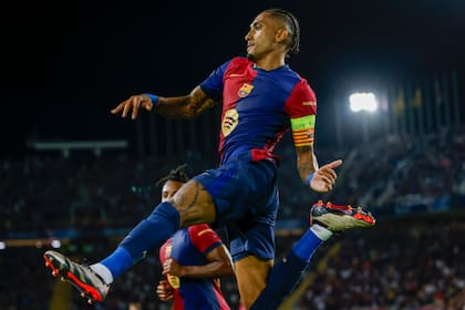Raphinha celebra tras anotar el segundo gol del Barcelona ante Young Boys en la Liga española, el martes 1 de octubre de 2024, en Barcelona. (AP Foto/Joan Monfort)