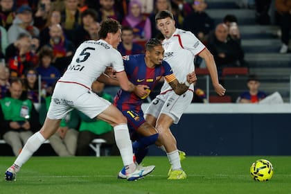 Raphinha, imparable entre dos defensores; marcó dos goles contra Osasuna