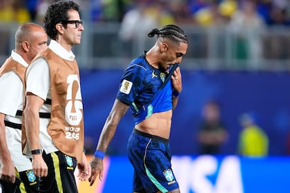 Raphinha sale lesionado durante el partido frente a Haití, 16 días atrás; el atacante ahora puede estar disponible en el banco de suplentes.