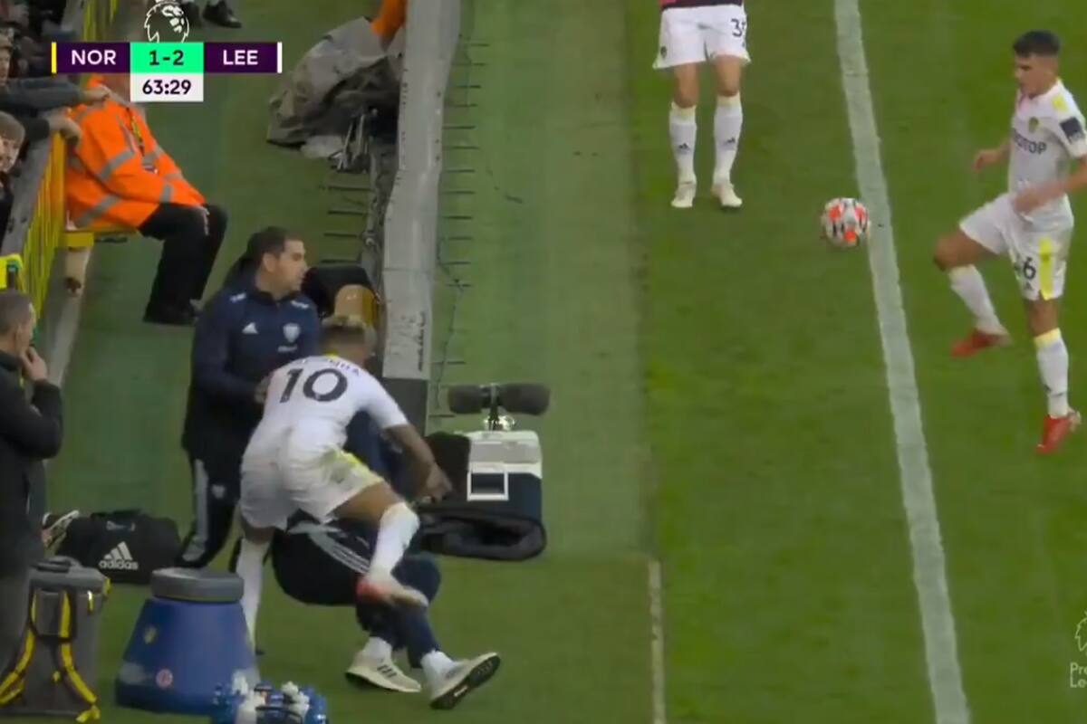 Raphinha se llevó por delante a Bielsa, pero Leeds ganó y respira