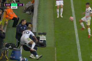 Un jugador de Leeds atropelló a Bielsa en un triunfo vital para evitar el descenso
