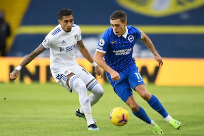 Raphinha y Leandro Trossard, durante el partido que disputan el Leeds y el Brighton