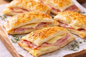 Rápidos, ricos y rendidores: los sanguchitos con tapa de empanada que son furor (Imagen ilustrativa con IA)