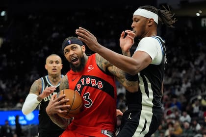 Raptors vencen 122-94 a Bucks y cortan racha de 3 triunfos de Milwaukee