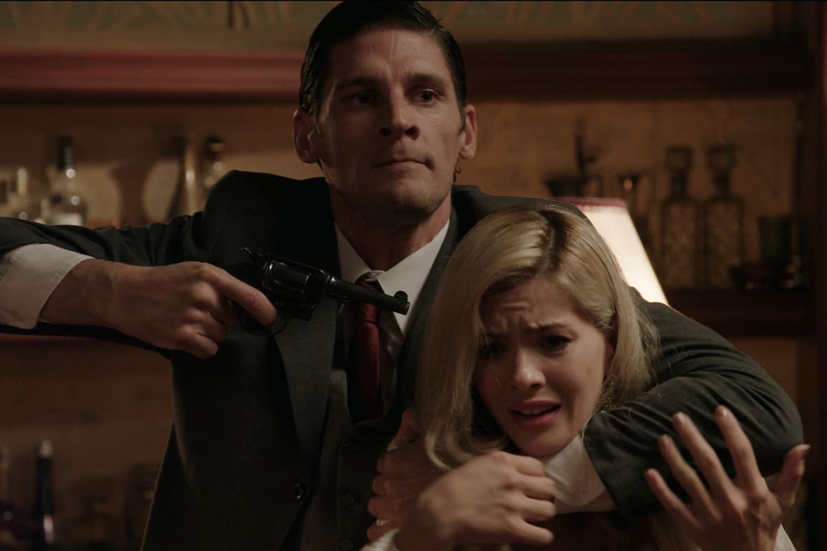 Raquel es amenazada durante la emboscada que enfrenta a policías con los rufianes de Trauman