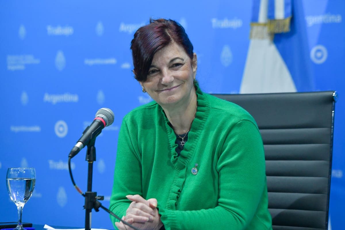 Raquel "Kelly" Olmos durante la conferencia de prensa