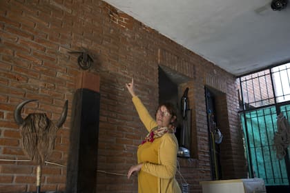 Raquel muestra las rajaduras en su pared