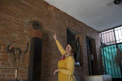 Raquel muestra las rajaduras en su pared