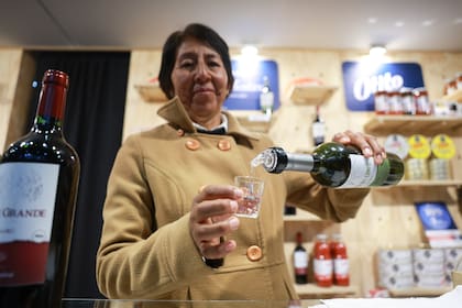 Raquel sirve un vino de muestra