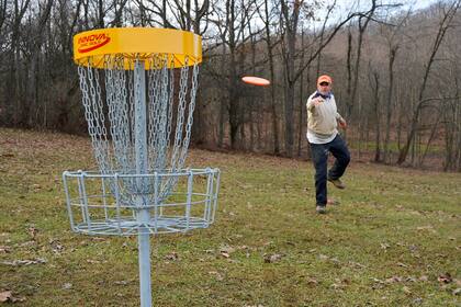 Rareza de una disciplina rara: el disc golf tuvo su primera competencia oficial antes de ser reconocido como deporte.