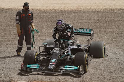 Raro ver una imagen como ésta en Fórmula 1: Lewis Hamilton sale de su Mercedes luego de un despiste; el equipo campeón tuvo fallas en las prácticas de pretemporada, en Bahréin.