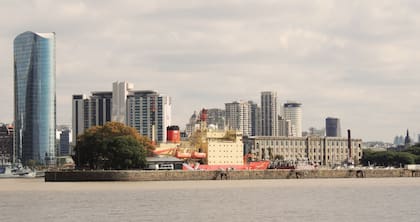 Rascacielos, hoteles, el rompehielos Irízar y el ex Hotel de Inmigrantes, vistos desde el río.