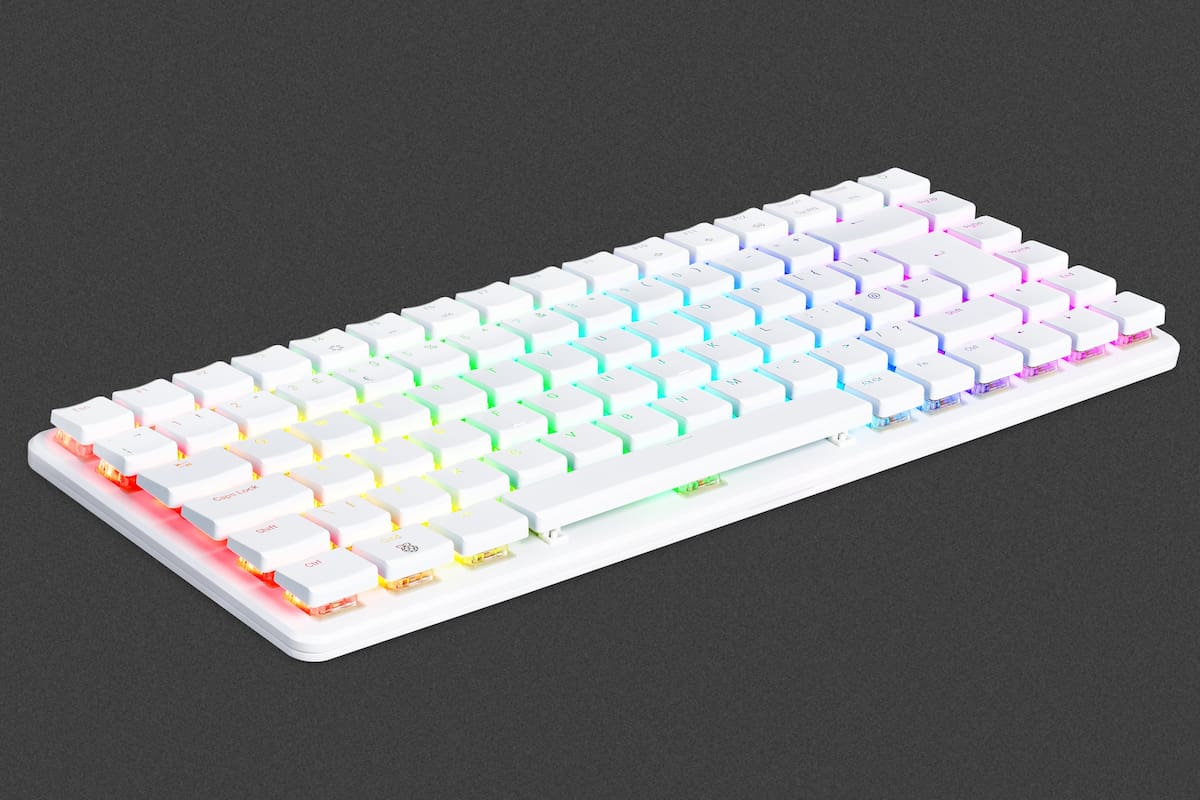 Raspberry Pi 500+ es un teclado mecánico que esconde en su interior una computadora Rasbperry Pi 5 con 16 GB de RAM y un SSD