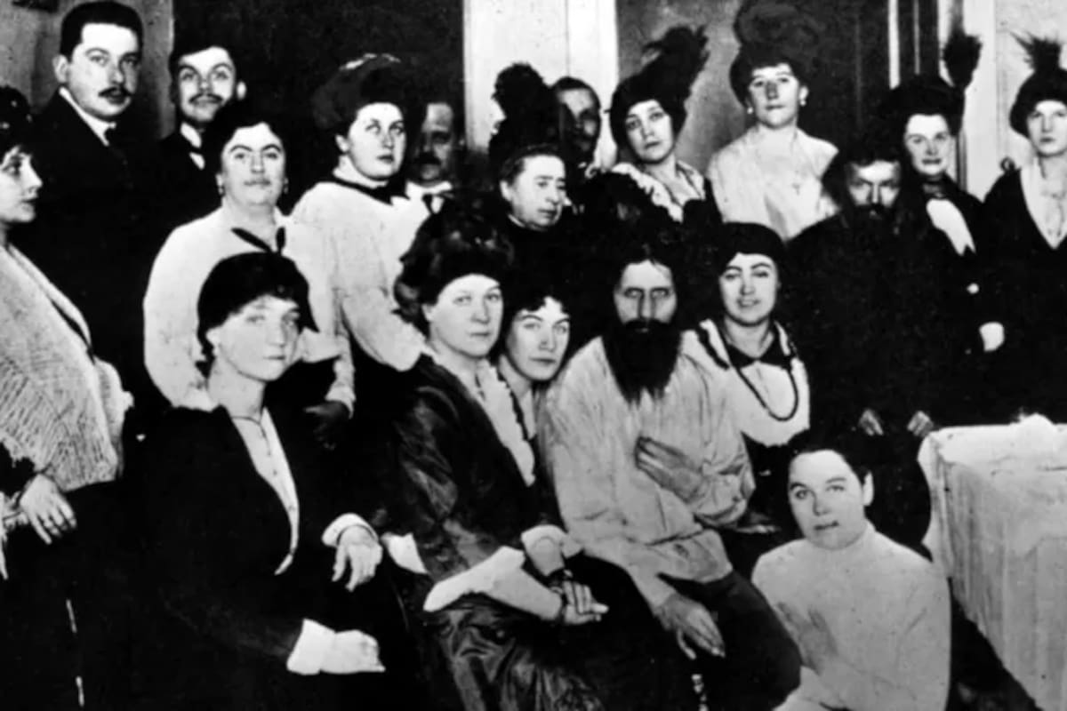 Rasputín (centro) con admiradores: sus poderes de seducción eran objeto de leyendas.