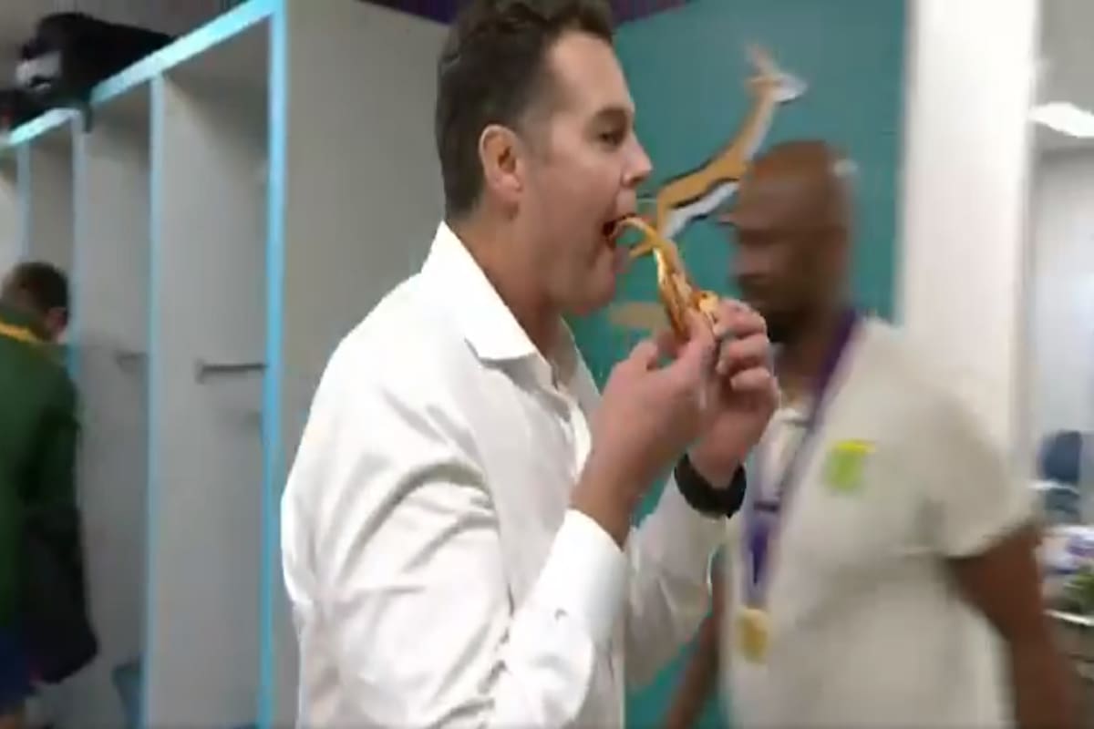 Rassie Erasmus, entrenador sudafricano, come una porción de pizza antes de dar la conferencia de prensa posterior a la final.