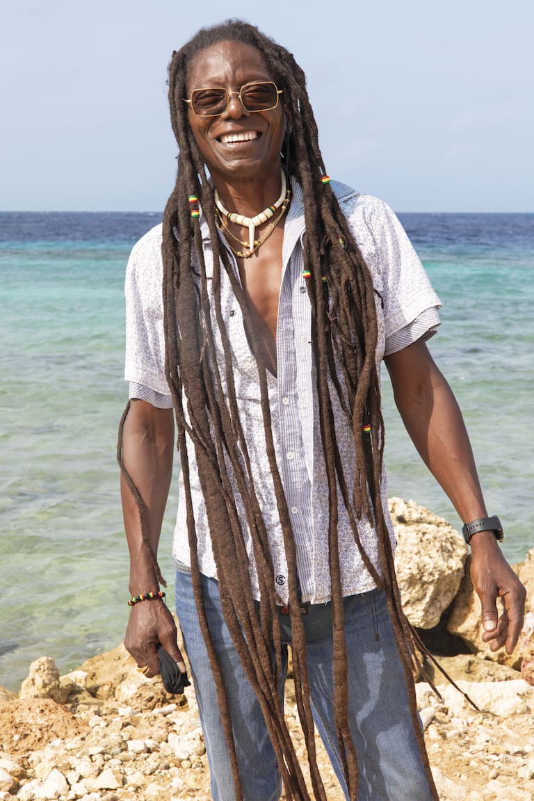 Rastas y sonrisa plena a la vera del Mar Caribe