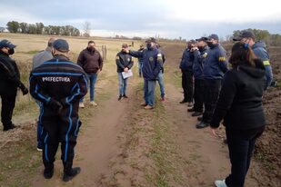 Efectivos de las fuerzas federales de seguridad realizan una inspección y rastrillaje en un sector cercano a la localidad de Mayor Buratovich