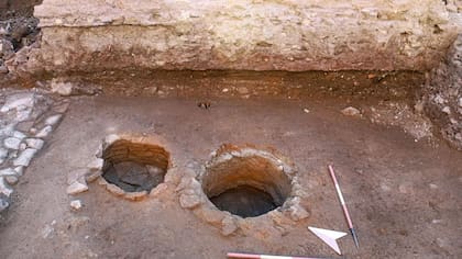 Rastros de los hornos romanos donde fundían el mármol para crear cal