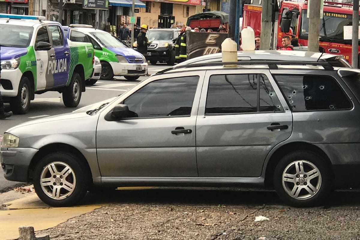 Rastros del intenso tiroteo en una estación de servicio Axion de Ciudadela.