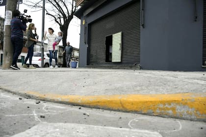 Rastros del tiroteo en el que murieron dos personas ligadas a la banda de los Monos