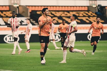 Raúl Jiménez festeja su gol. Wolverhampton ya está en los cuartos de final luego de dejar afuera a Olympiacos de Grecia