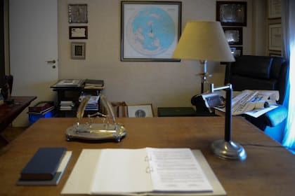 Vista del despacho de Raúl Alfonsín en su casa de Chascomús; los muebles fueron donados a la Biblioteca Nacional